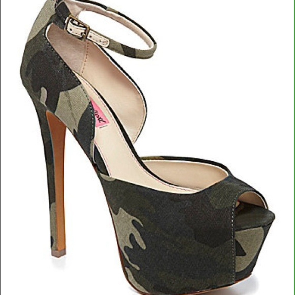 Hersey Johnson Bandit Camo Heel size 6